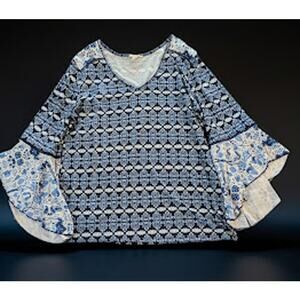 Como Blue size L long bell sleeve top